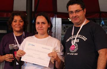 Fabíola Fonseca ganhou o prêmio de Professora Destaque, na categoria Ensino Médio, pela Escola Estadual Domingos Justino. Foto: Josué Gomes (Proex/UFMG)